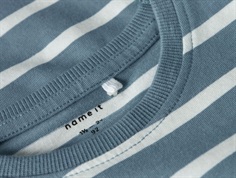 Halsudskæring med rib på blå og hvid stribet T-shirt fra Name It  13241255 spring lake